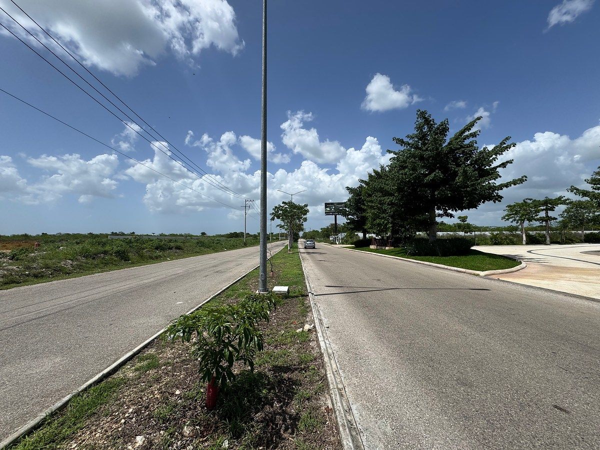 EN VENTA TERRENO EN ESQUINA SOBRE AVENIDA PASEO NORTE DETRÁS DE LA ISLA MÉRIDA - foto 1