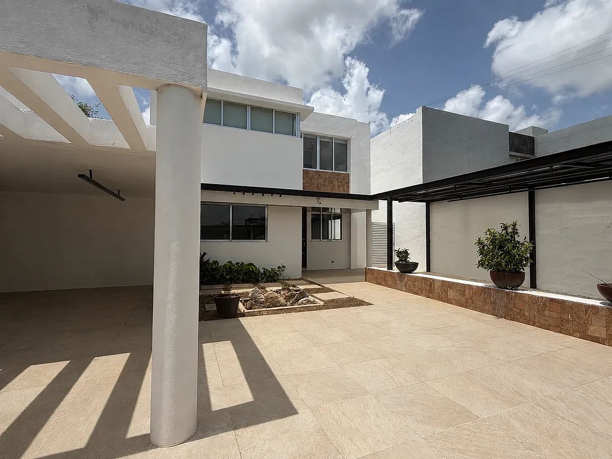 CASA EN VENTA EN TEMOZON NORTE CON AMPLIO TERRENO, foto 1 de 18