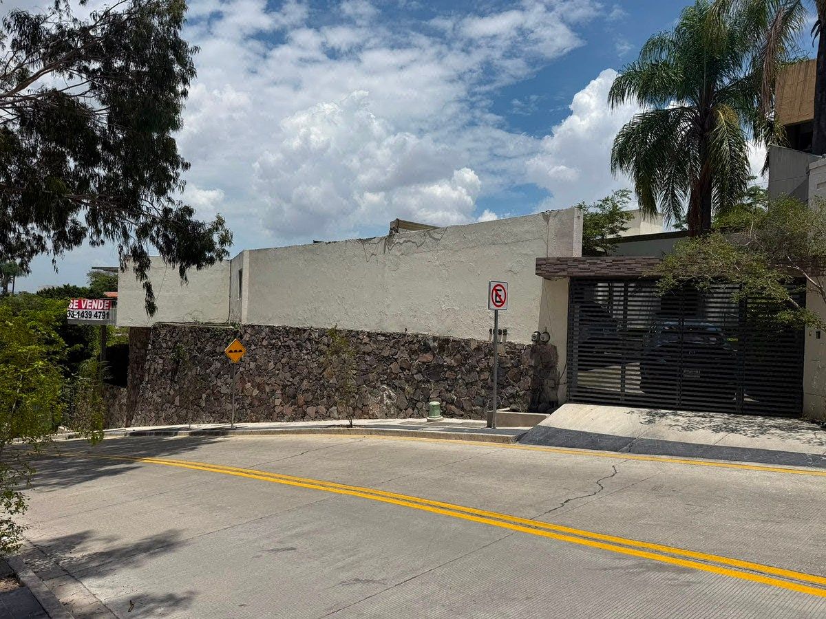 Casa - Terreno en Venta en Colinas de San Javier en Zapopan, Jalisco