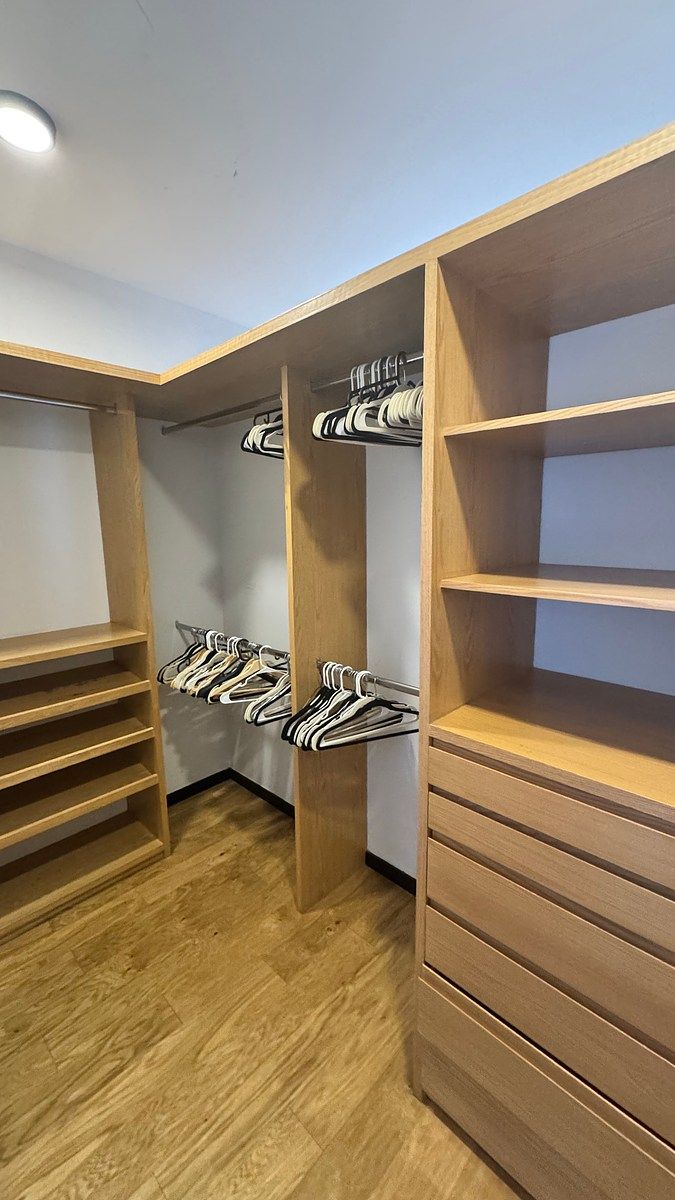 walk-in closet recamara principal, foto 4 de 17