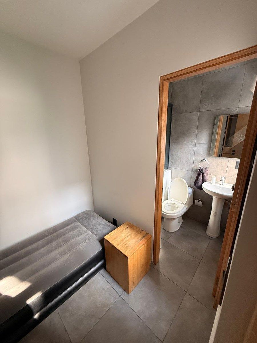 Cuarto de servicio con baño completo, foto 16 de 17