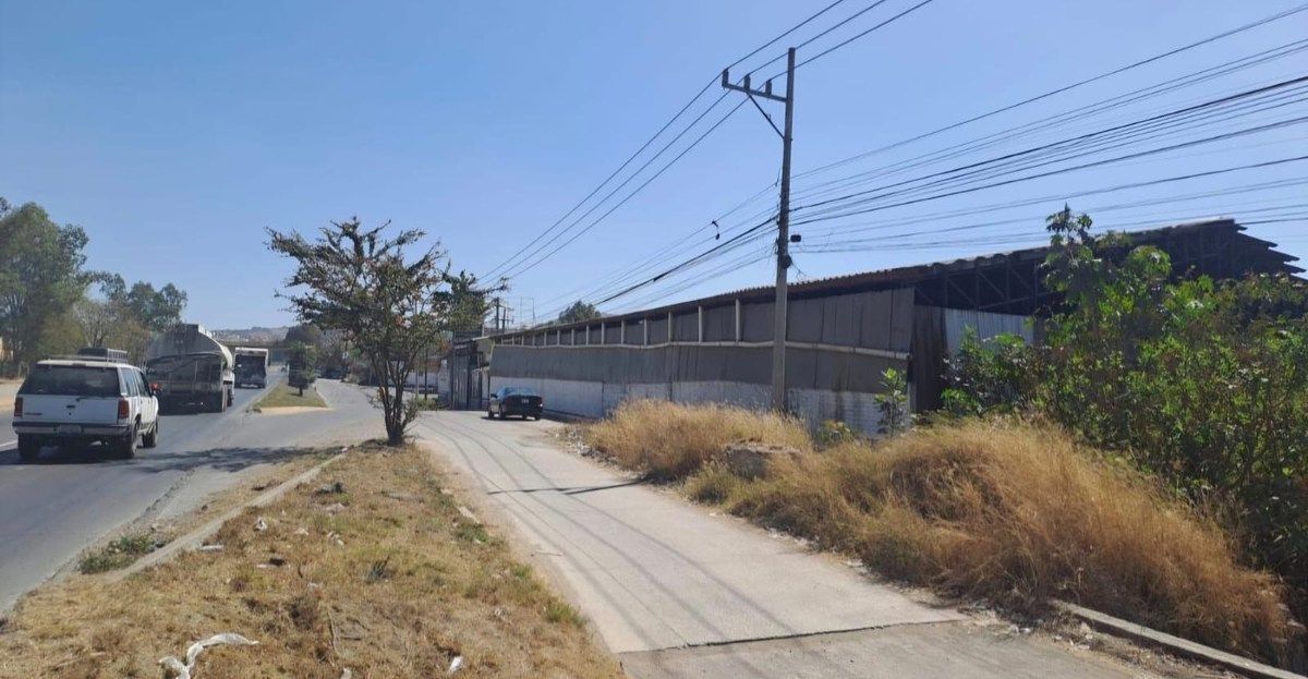 GRAN BODEGA FRENTE A  CARRETERA LIBRE A  ZAPOTLANEJO, foto 1 de 5