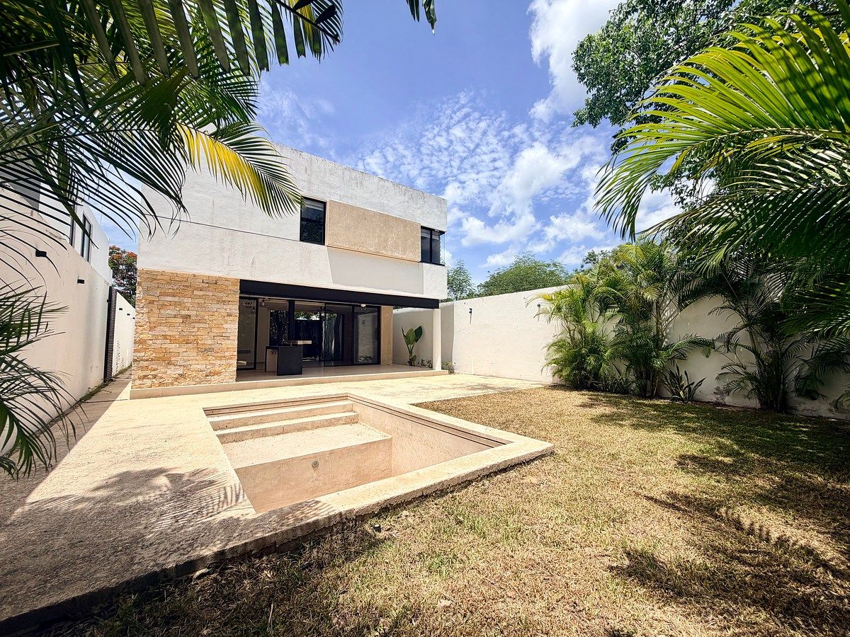 CASA EN VENTA DE 2 NIVELES Y AMPLIO JARDÍN UBICADA EN ARBÓREA RESIDENCIAL