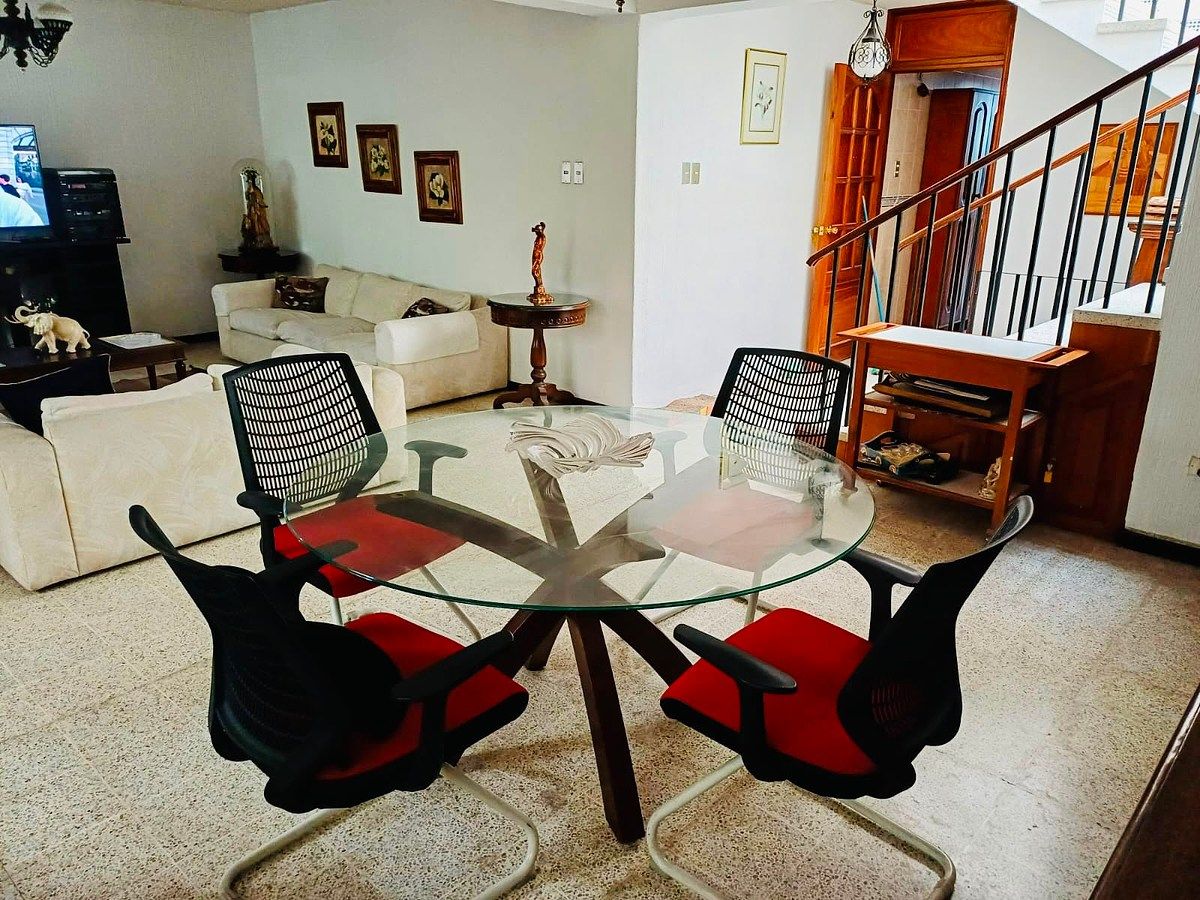 Casa Amueblada en Renta sobre Boulevard de Zona 15 - Image 5