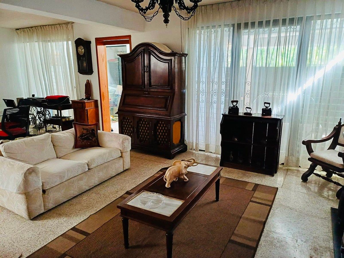 Casa Amueblada en Renta sobre Boulevard de Zona 15 - Image 1