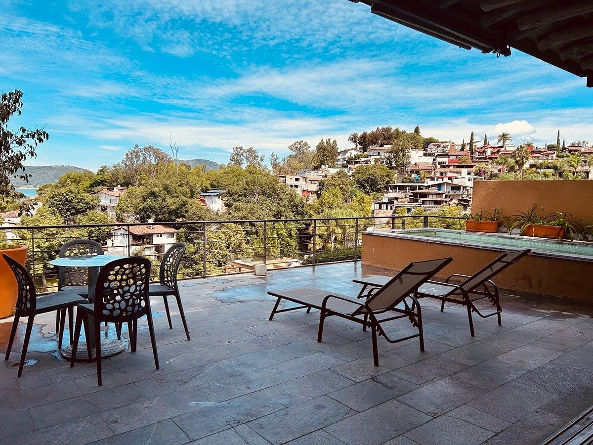 RENT HOUSE EXCLUSIVE NEIGHBORHOOD VALLE DE BRAVO, photo 1 of 36