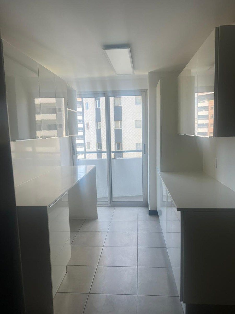 Apartamento de ambientes amplios con excelente ubicación y amenidades. - Image 4