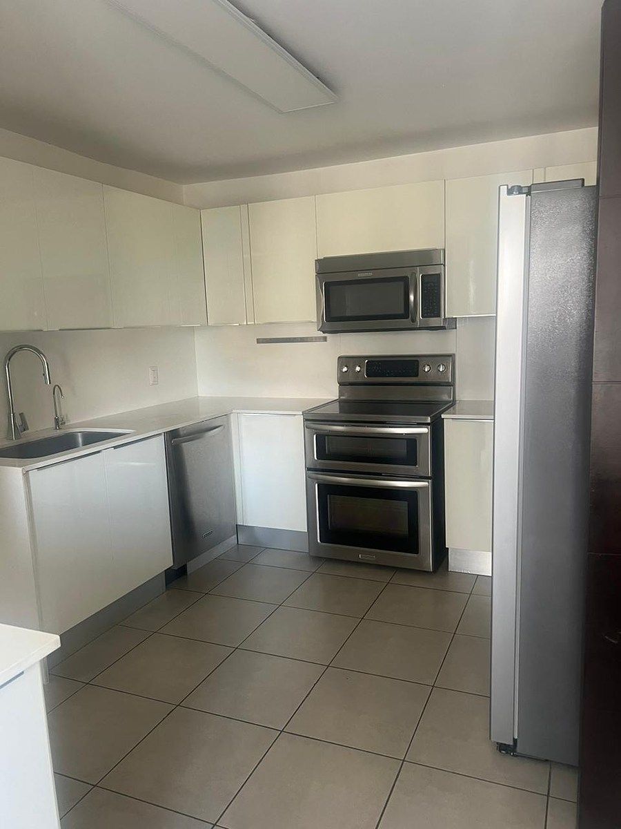 Apartamento de ambientes amplios con excelente ubicación y amenidades. - Image 3