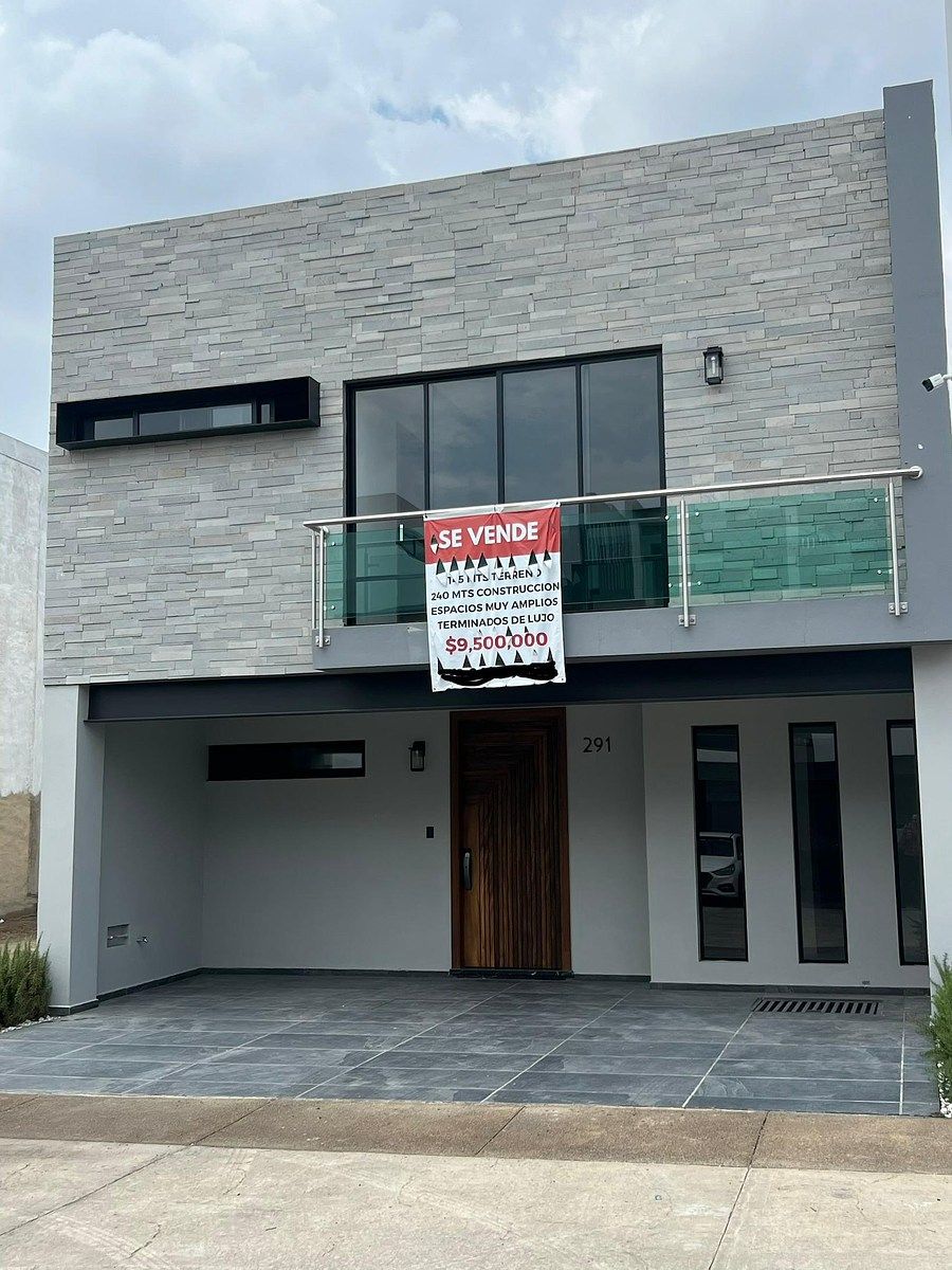 House with Luxury Finishes in SOLARES, photo 1 of 23