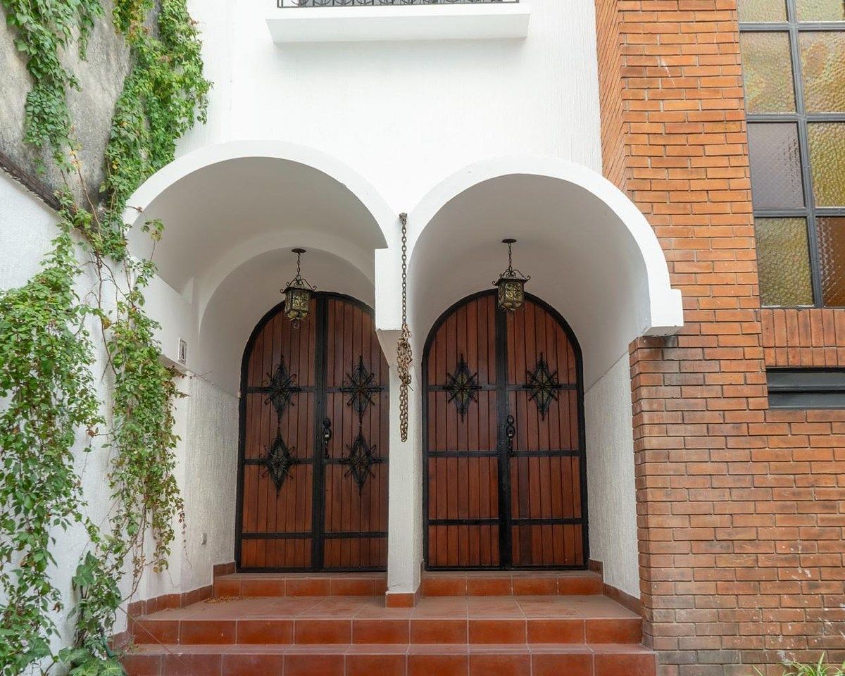 Zona 1 | Casa Colonial Remodelada en Renta para Oficinas Ejecutivas - Image 1