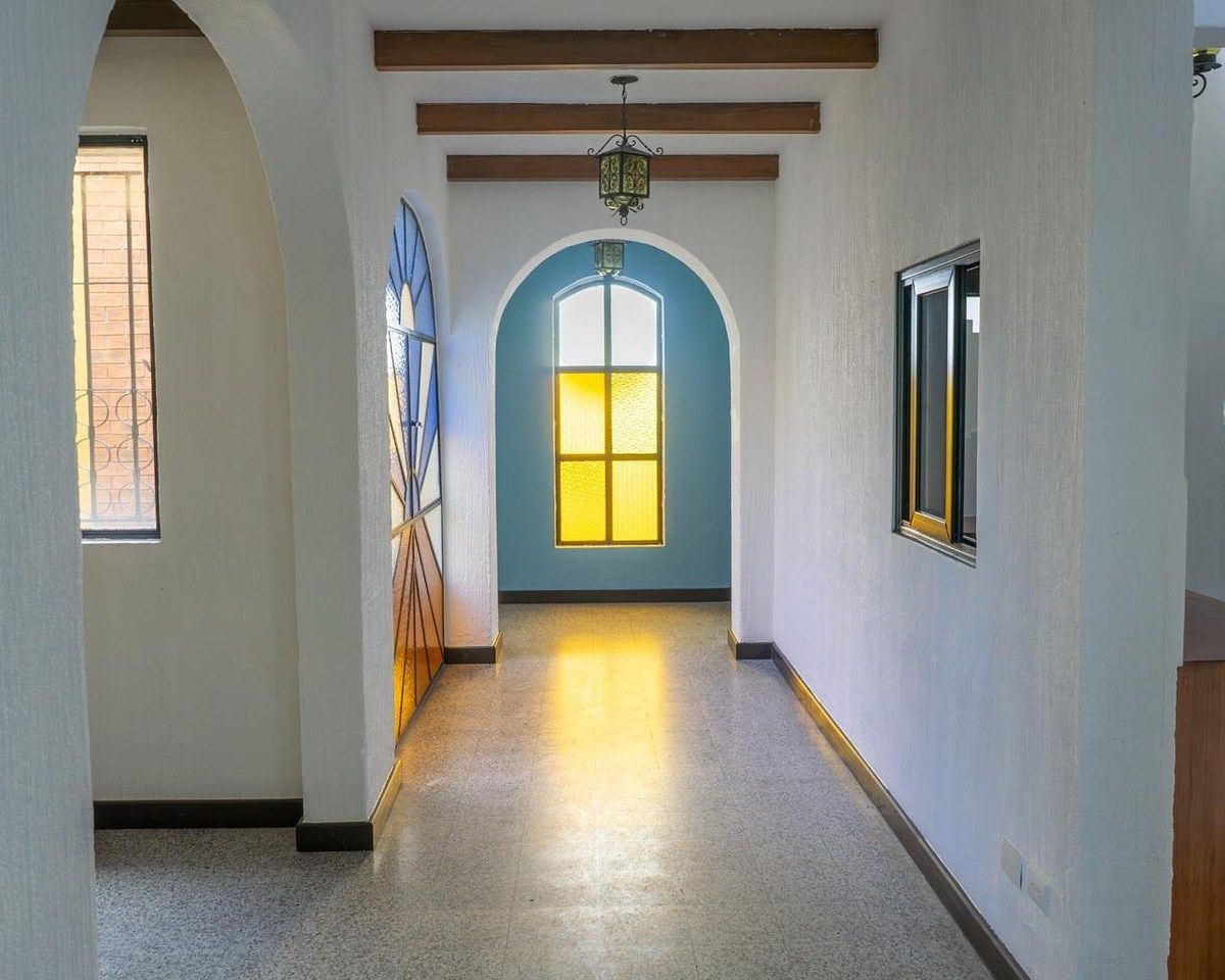 Zona 1 | Casa Colonial Remodelada en Renta para Oficinas Ejecutivas - Image 4
