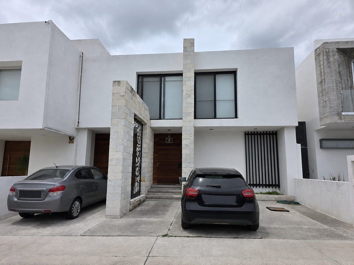 Casa en renta o venta en Lomas de Juriquilla | 4 recámaras | Cuarto servicio, foto 1 de 23