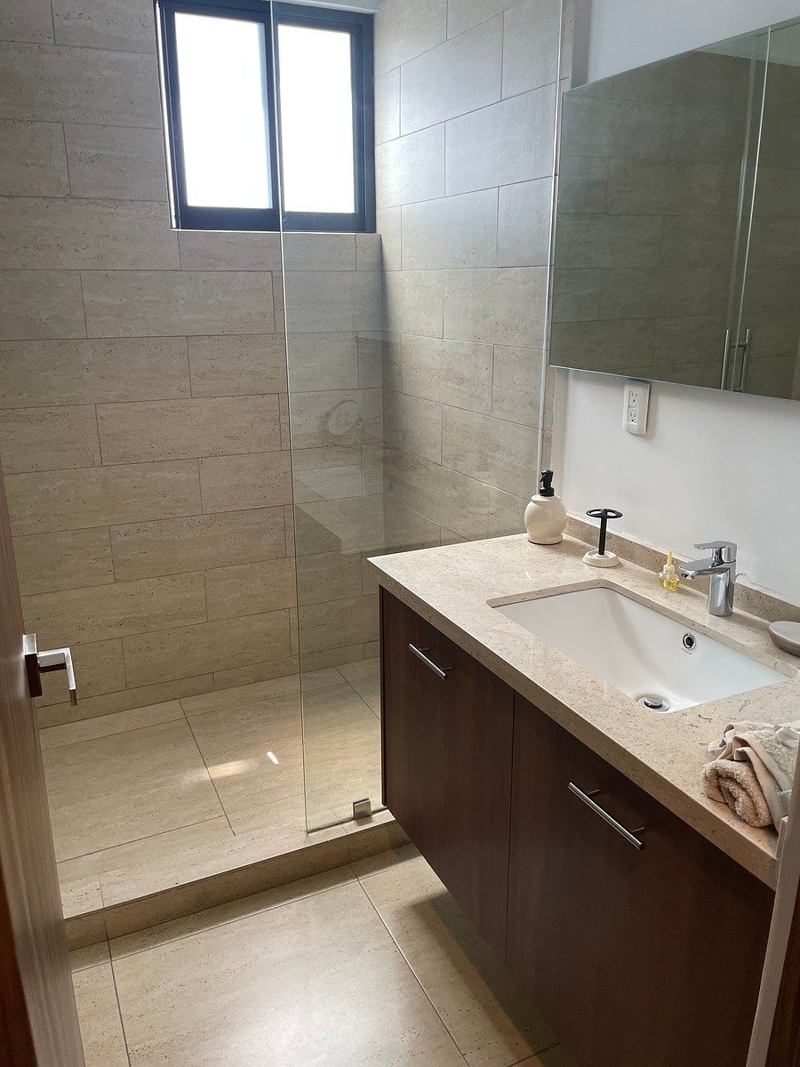 Baño de recámara principal, foto 15 de 32
