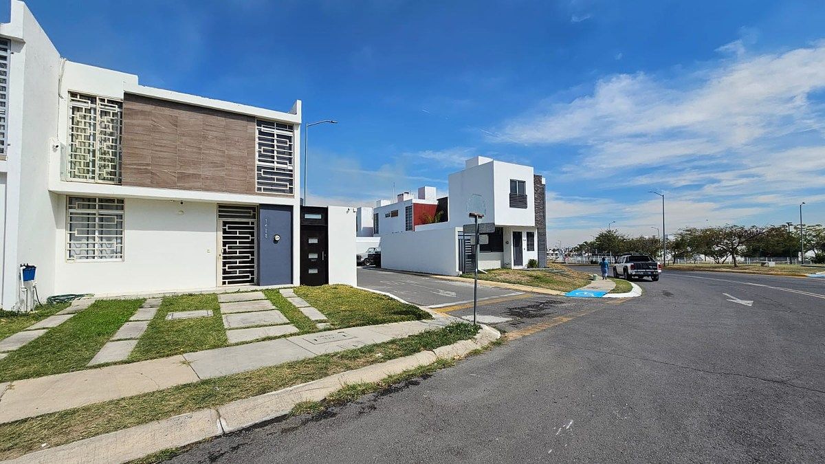 HOUSE FOR SALE, photo 1 of 25