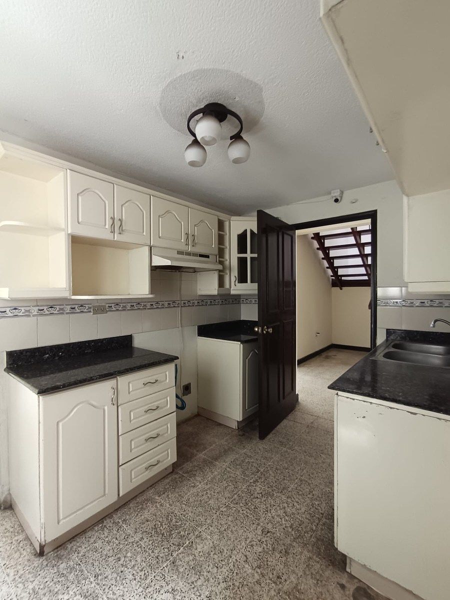 Casa en VENTA zona 12 dentro de Condominio - Image 3