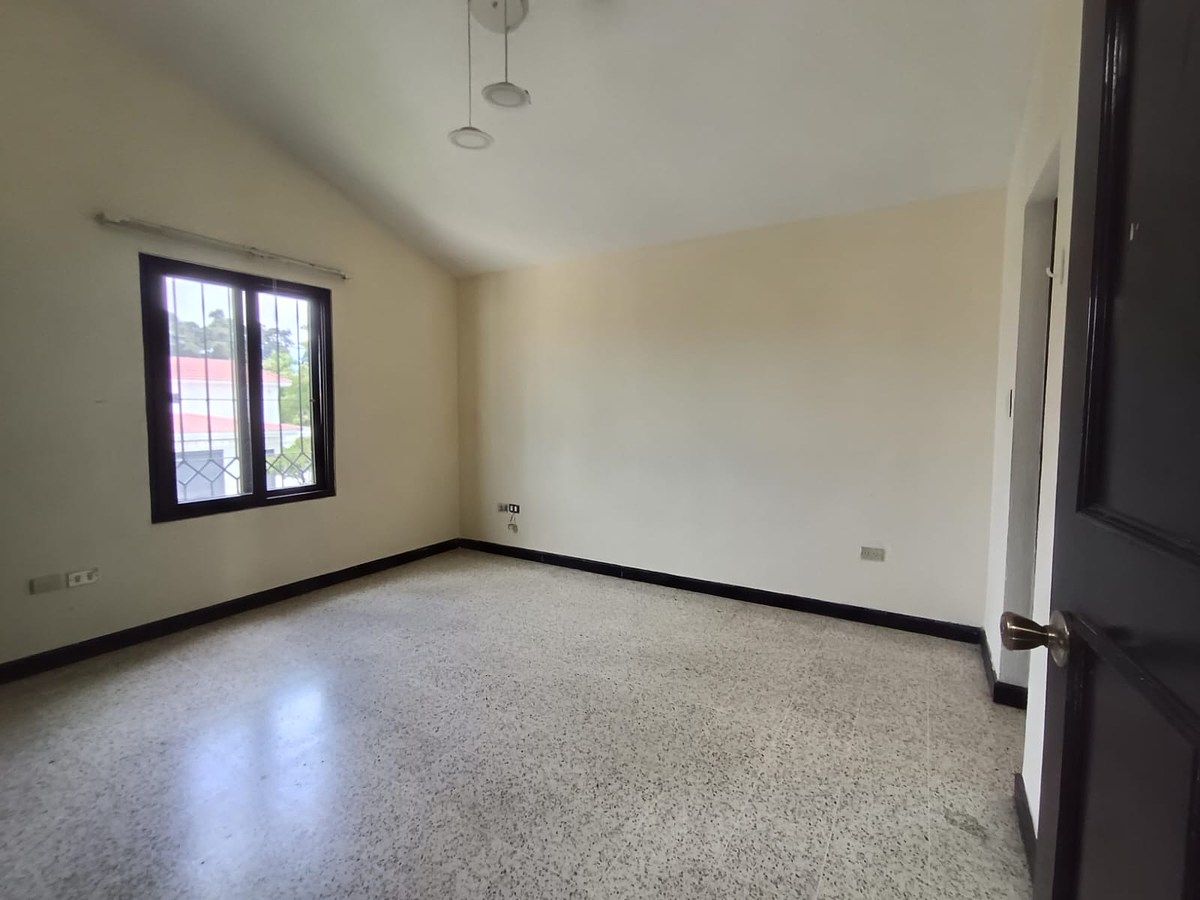 Casa en VENTA zona 12 dentro de Condominio - Image 5