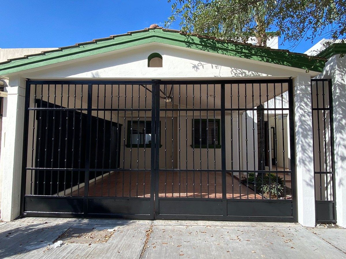 CASA EN VENTA EN BOSQUES DE LAS CUMBRES, foto 1 de 23