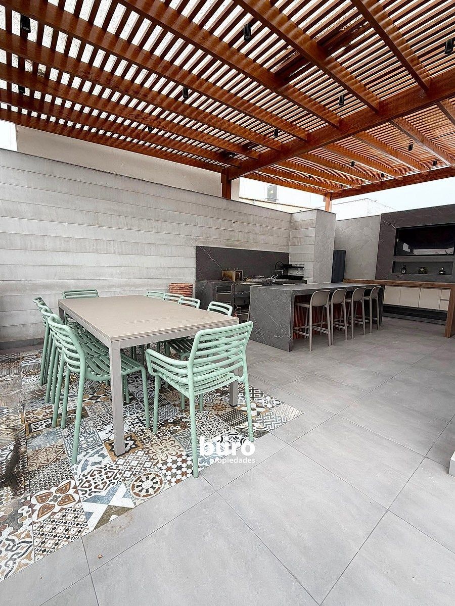 Gran terraza equipada con comedor., foto 8 de 22