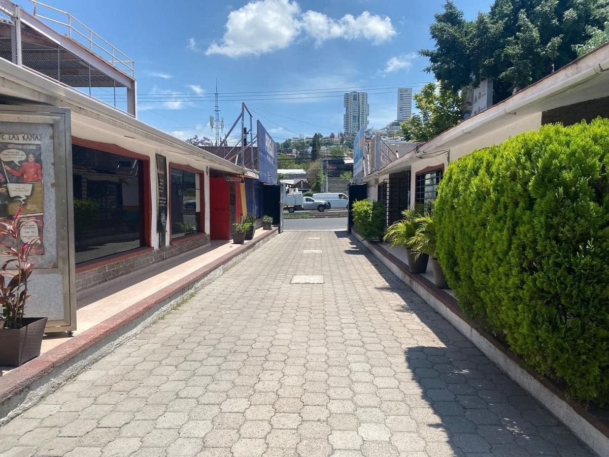 Commercial plaza on Bernardo Quintana, photo 1 of 8