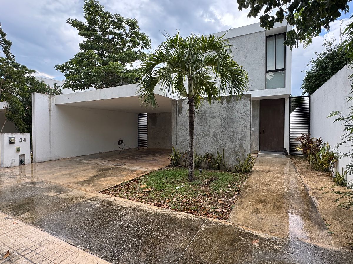 Casa à Venda com Painéis Solares em Cholul em Condomínio Fechado, foto 1 de 27