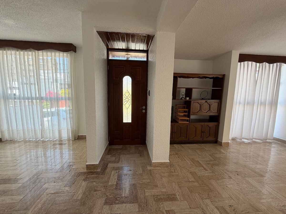 Puerta principal, foto 1 de 23
