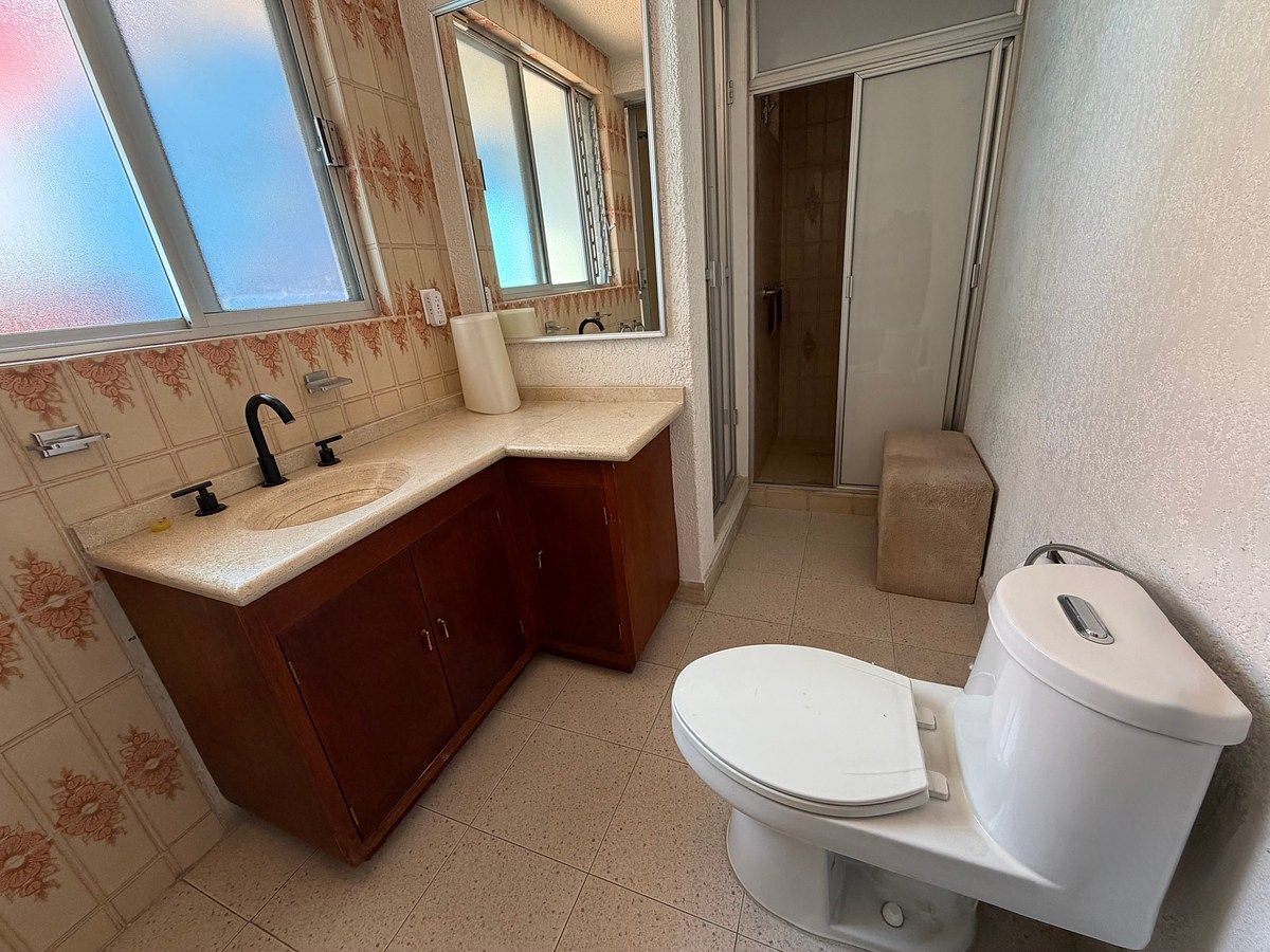Baño de habitación principal, foto 12 de 23