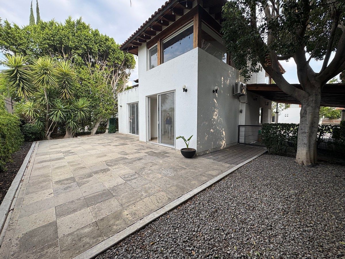 Hermosa Casa/ Lomas del Campanario, foto 1 de 27