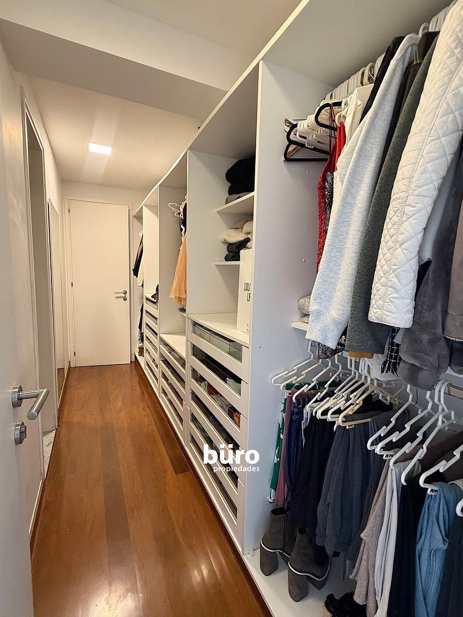 Walk in closet dormitorio secundario., foto 25 de 28