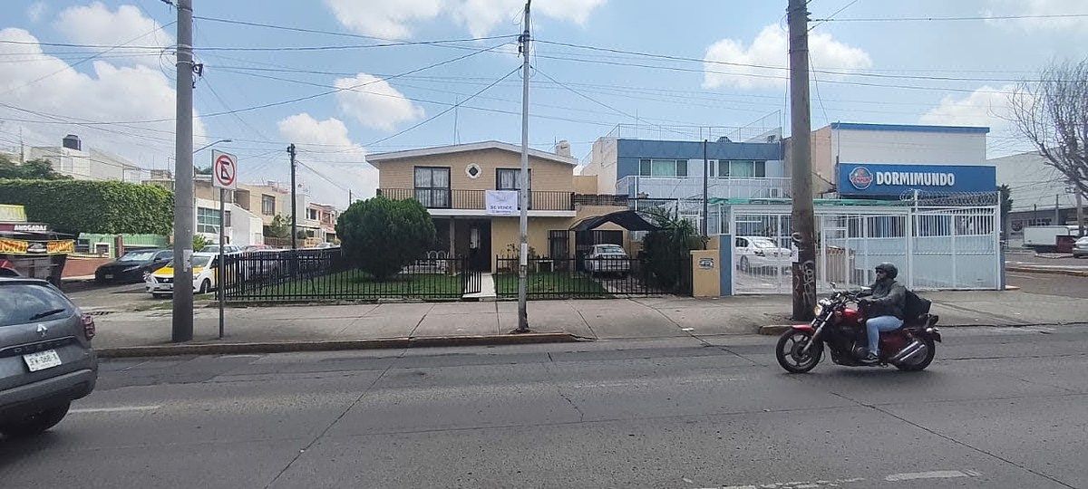 Corner house on Circunvalación Avenue, ideal for commercial use, photo 1 of 13