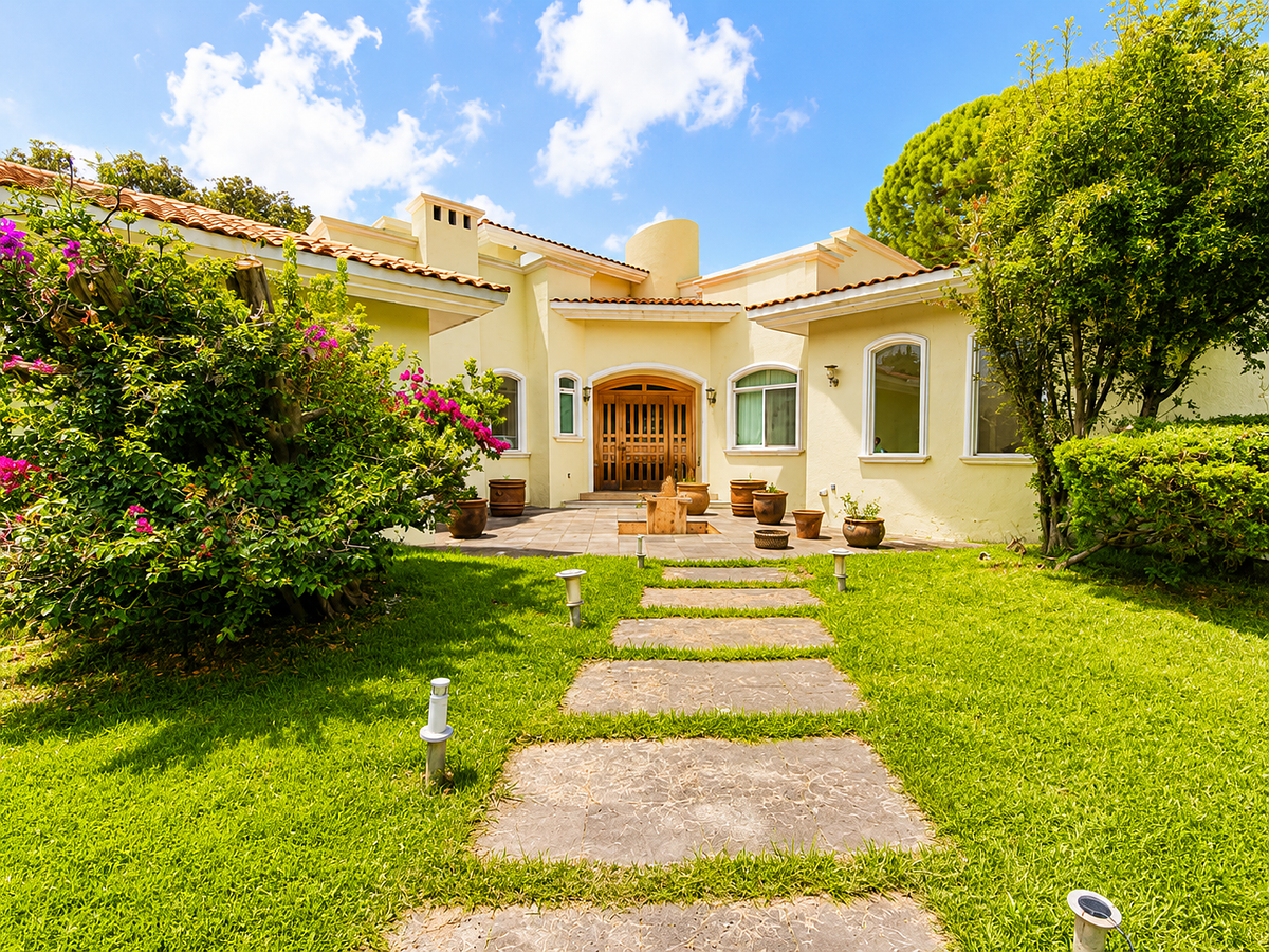 Casa en venta en Bugambilias segunda sección. Frente al club - foto 1