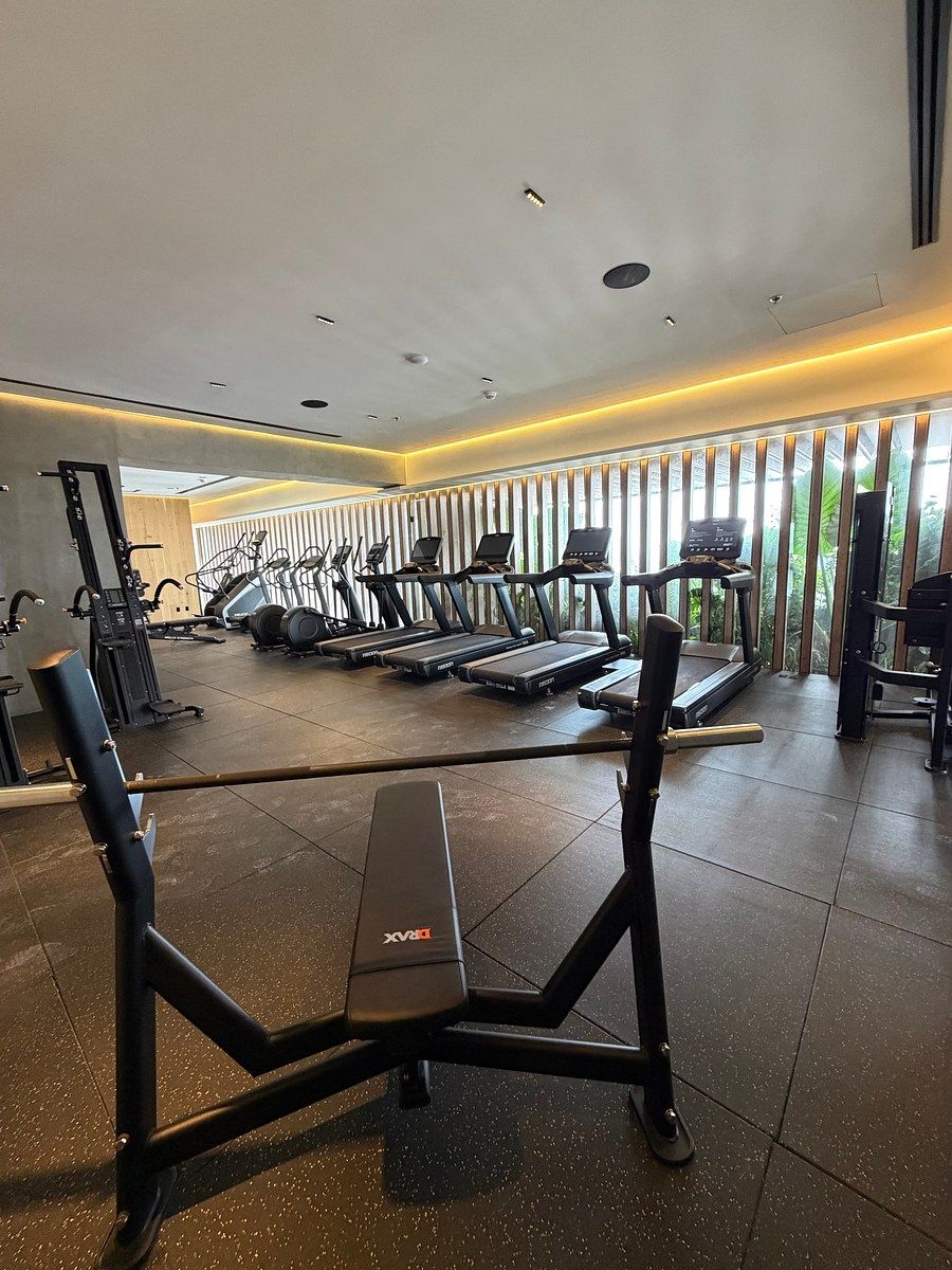 Gimnasio con diferentes maquinas para ejercitar, photo 16 of 27