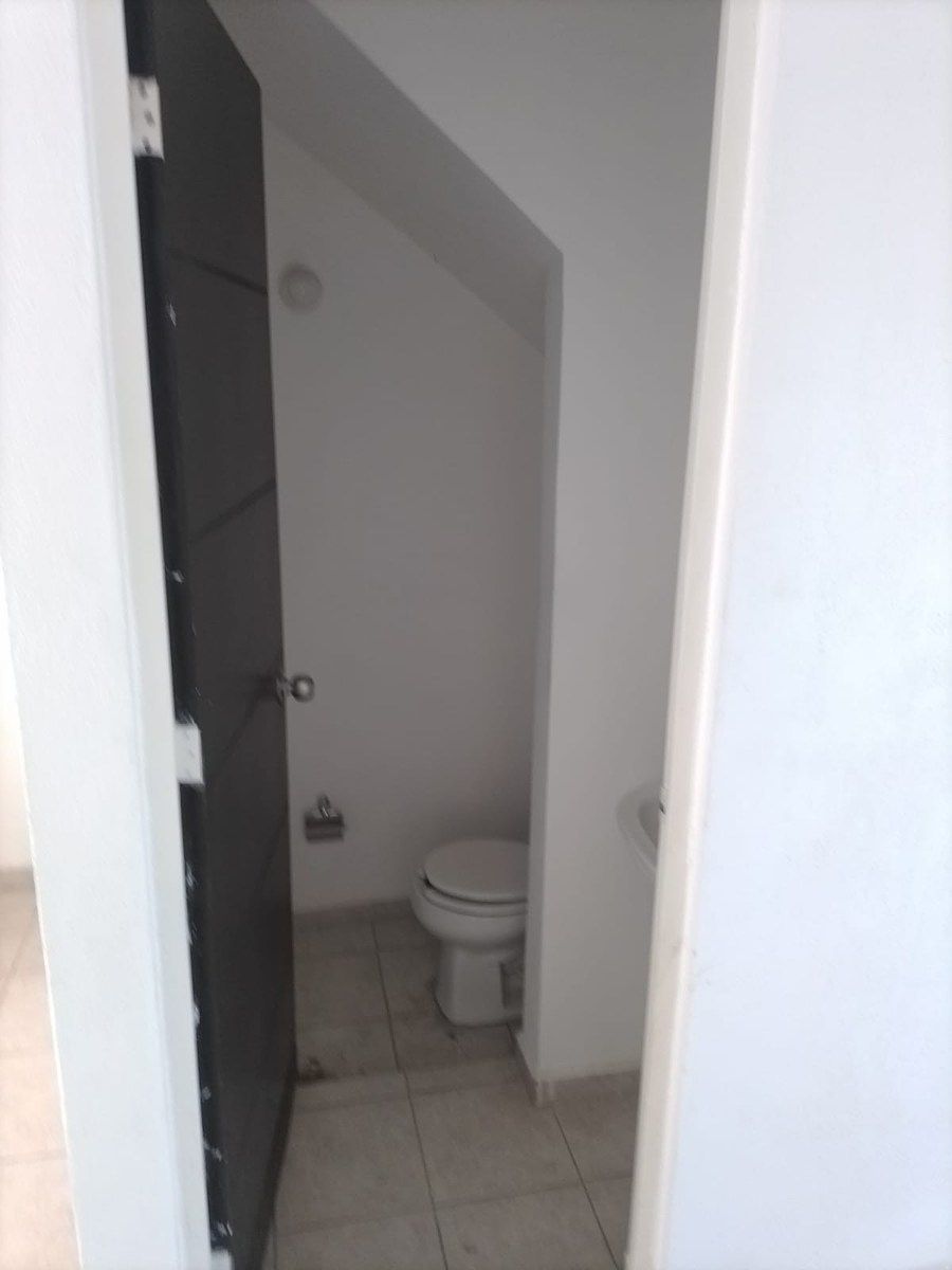 Medio baño planta baja, foto 4 de 9