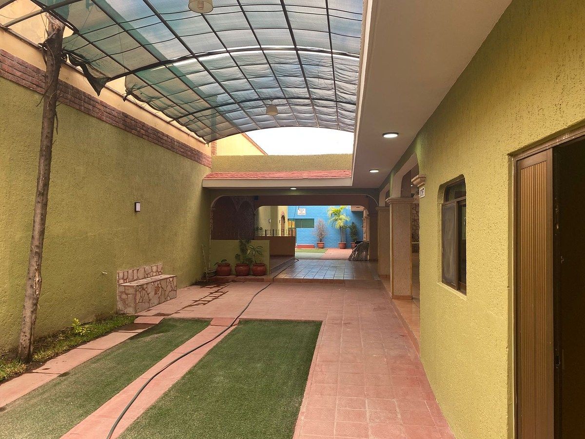 Terreno con salón de eventos con estacionamiento, foto 1 de 30