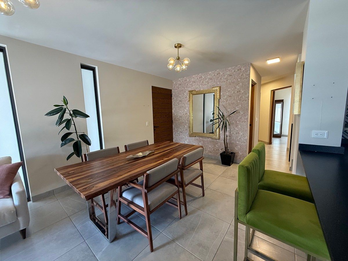 Puerta de entrada, comedor y barra de cocina., foto 1 de 20