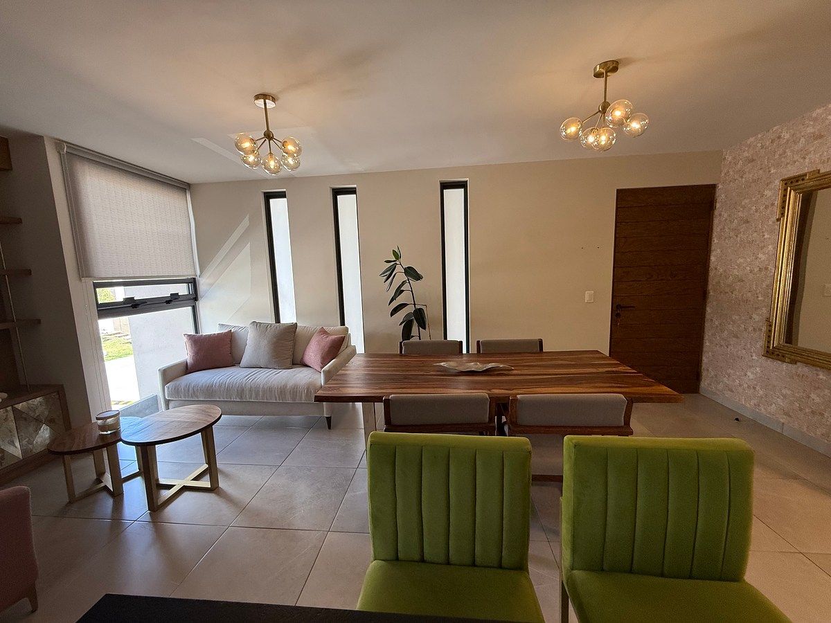 Puerta de entrada, sala y comedor., foto 2 de 20