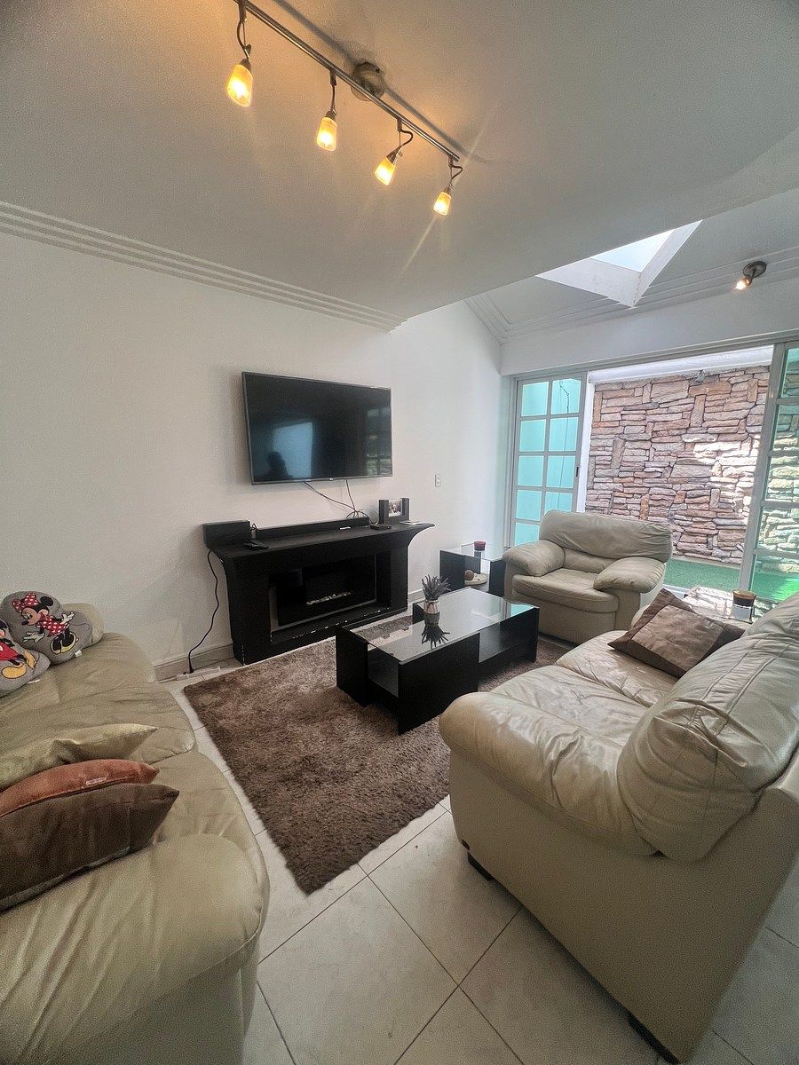 EXCELENTE CASA RECENTEMENTE REMODELADA EM UMA RUA FECHADA COM SEGURANÇA, foto 1 de 49