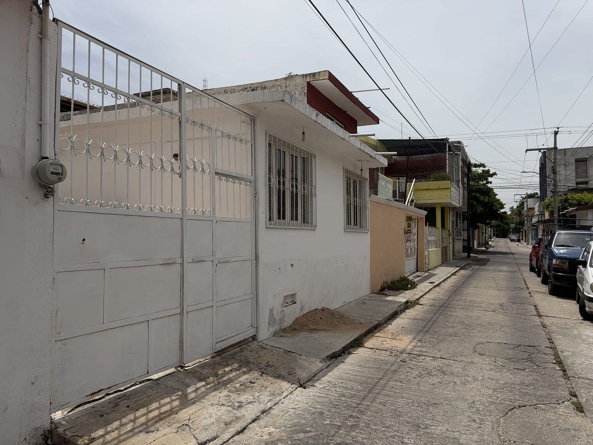 Casa de um só nível à venda na Colônia 24 de junho, foto 1 de 14