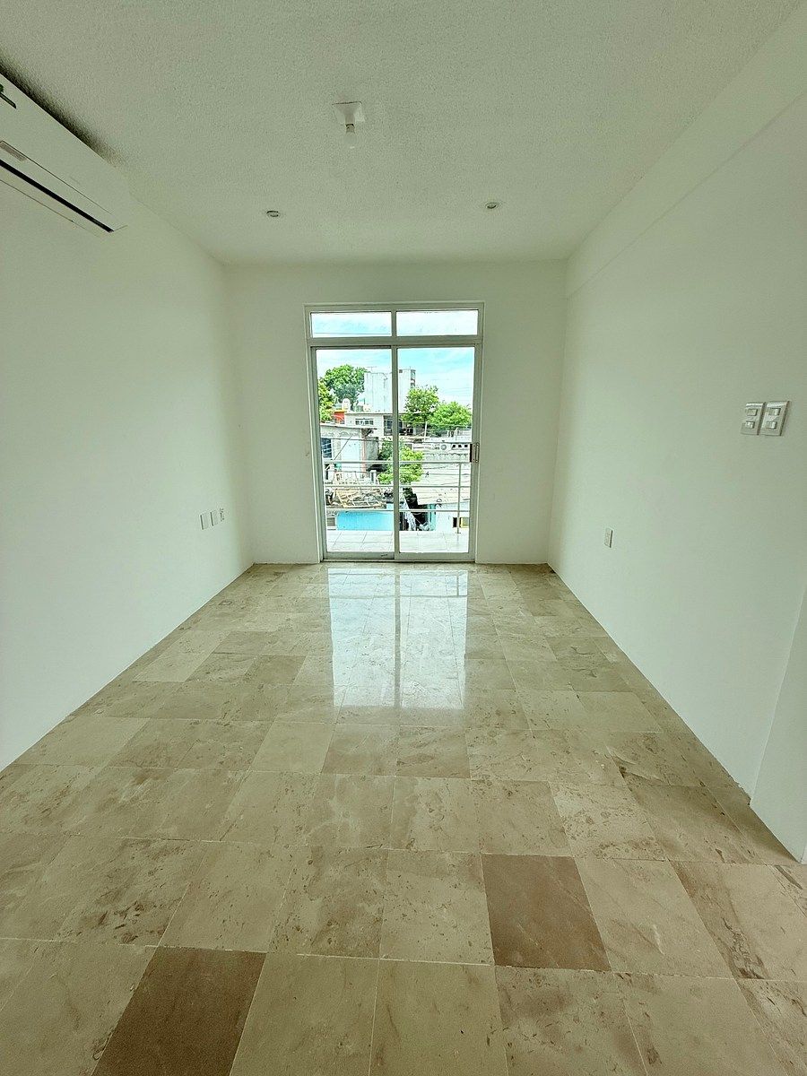 Recámara principal con área de clóset y balcón, foto 16 de 24