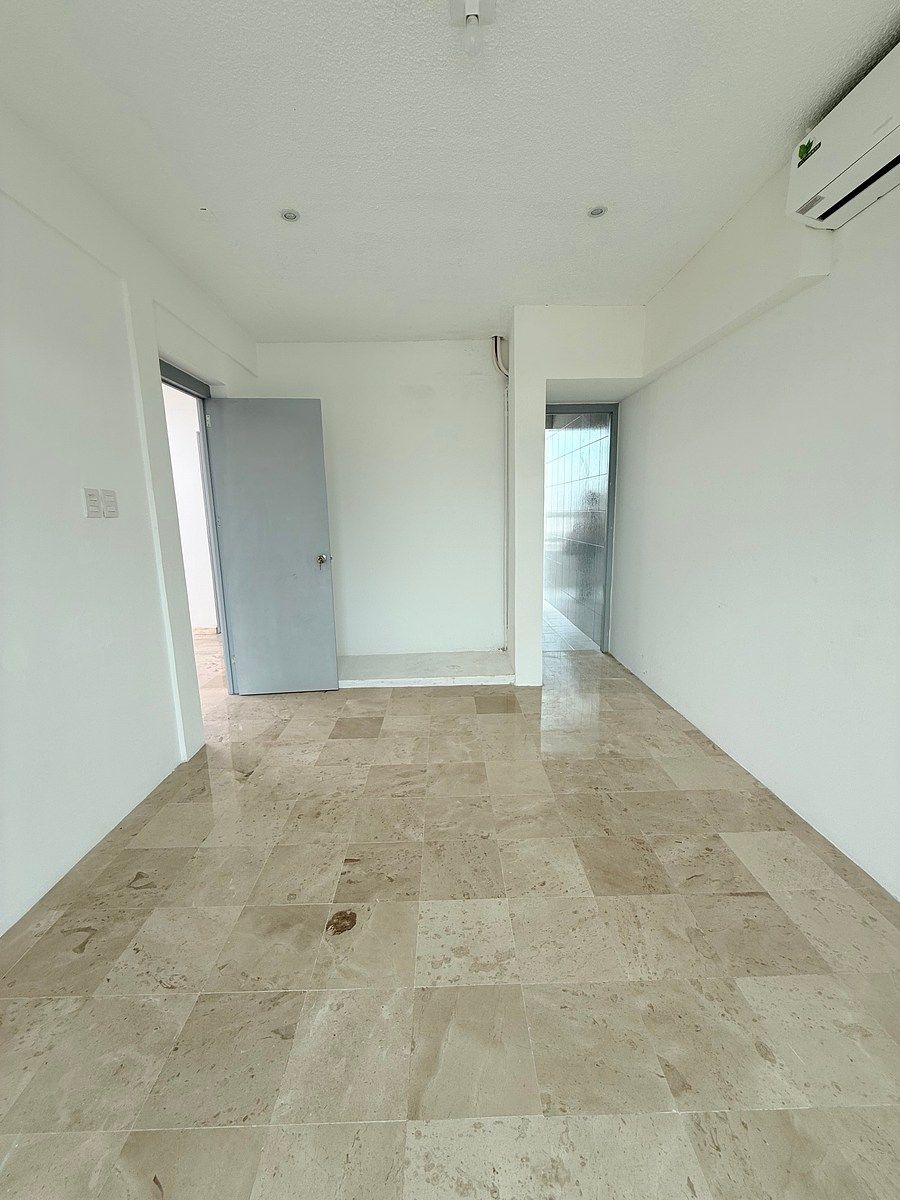 Recámara principal con área de clóset y balcón, foto 17 de 24