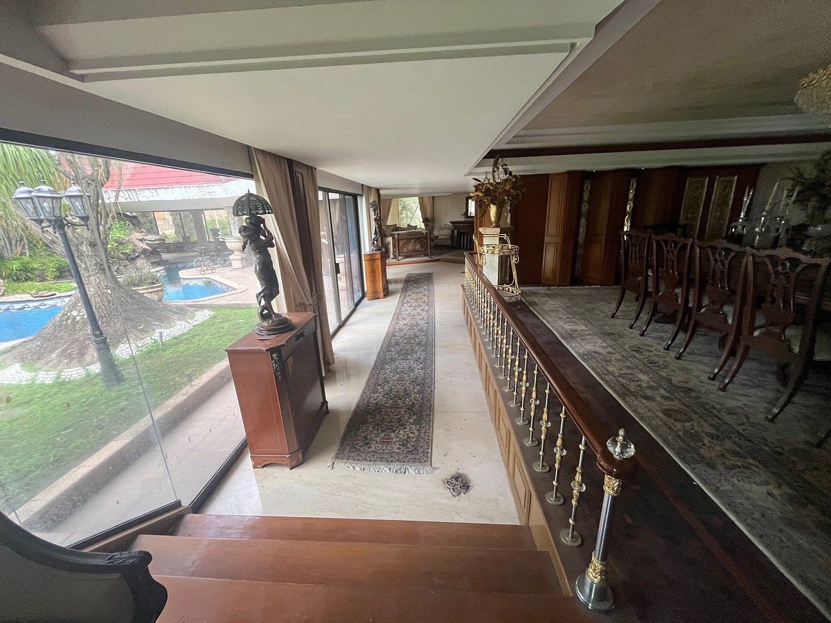 pasillo hacia la sala y el bar con vista al jardín, foto 19 de 49