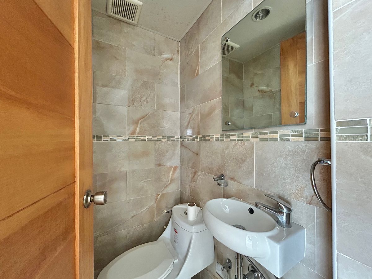 Medio baño de visitas, foto 9 de 9