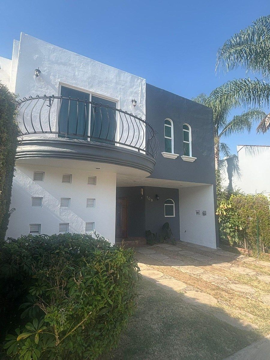 CASA A LA VENTA EN LOS MANZANOS, foto 1 de 16