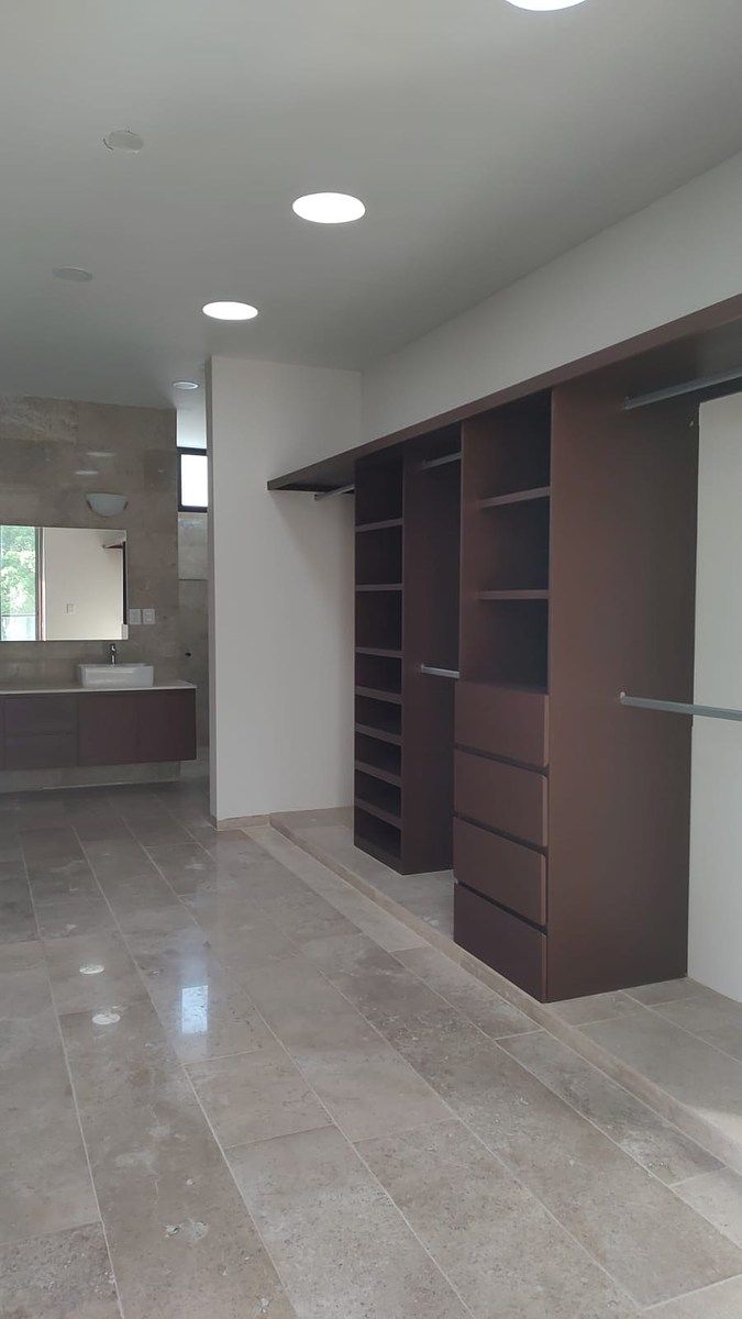 Closet vestidor y baño principal, foto 20 de 30