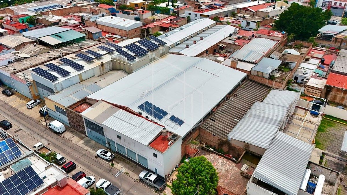 Bodega en venta - A pasos de Calzada Olímpica y Calzada González Gallo - foto 2