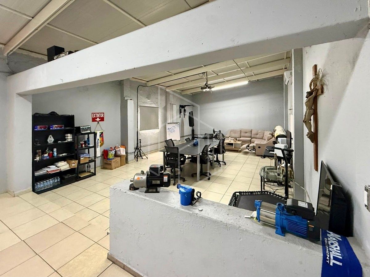 Bodega en venta - A pasos de Calzada Olímpica y Calzada González Gallo - foto 4