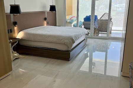 Apartamento no andar térreo totalmente remodelado no Condomínio Monarca