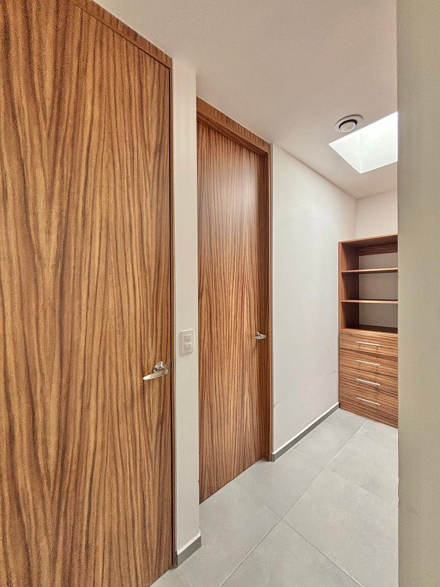 Vestidor y baño completo a la izquierda ., foto 36 de 50
