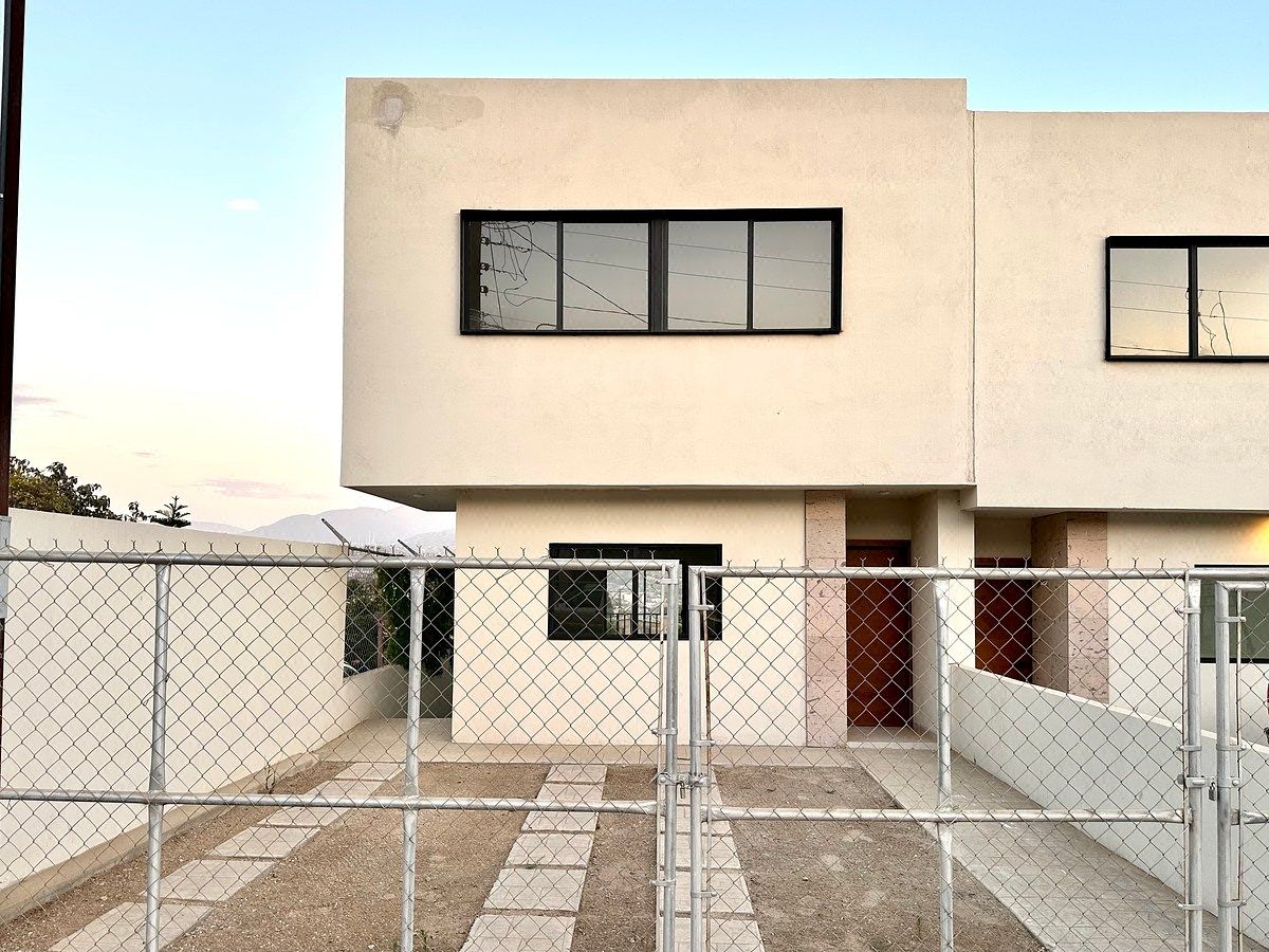 Casa nueva de diseño moderno en venta