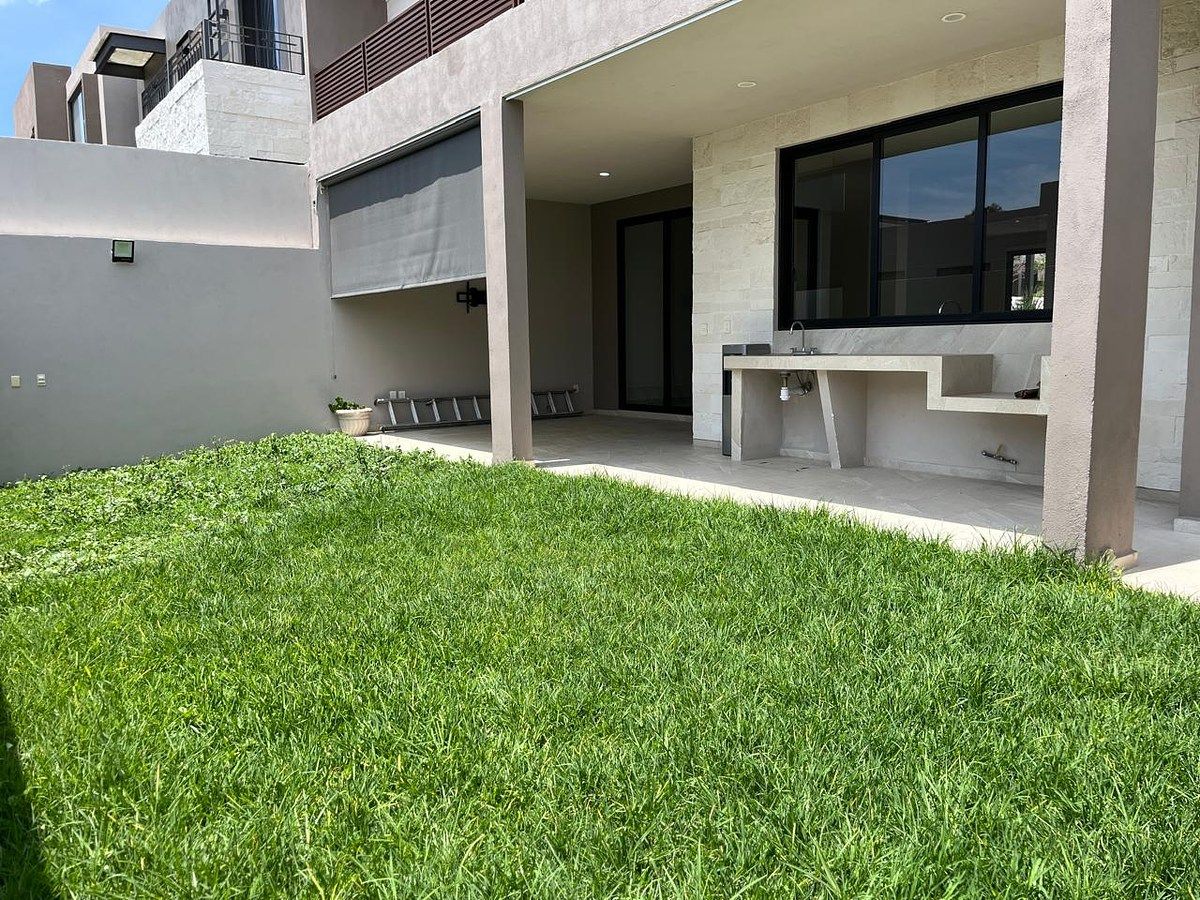 Casa en venta o renta en Altozano | Condominio Laja | Terraza - foto 3