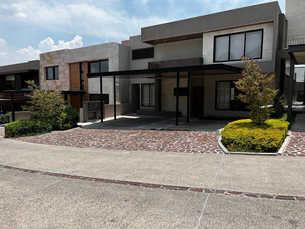 Casa en venta o renta en Altozano | Condominio Laja | Terraza - foto 1
